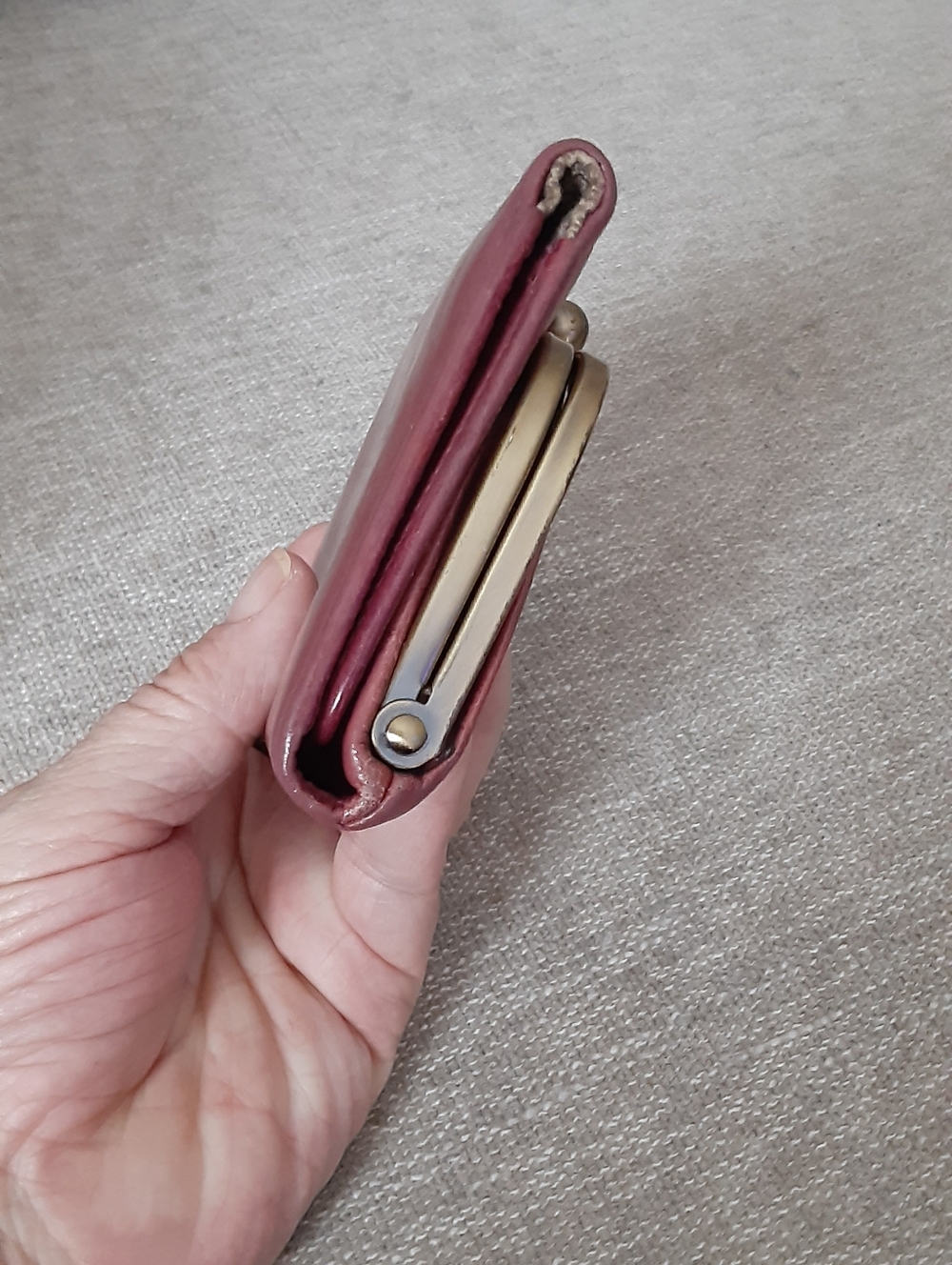 HOBO INTERNATIONAL BURGUNDY LEATHER SMALL WALLET - Picture 6 of 12